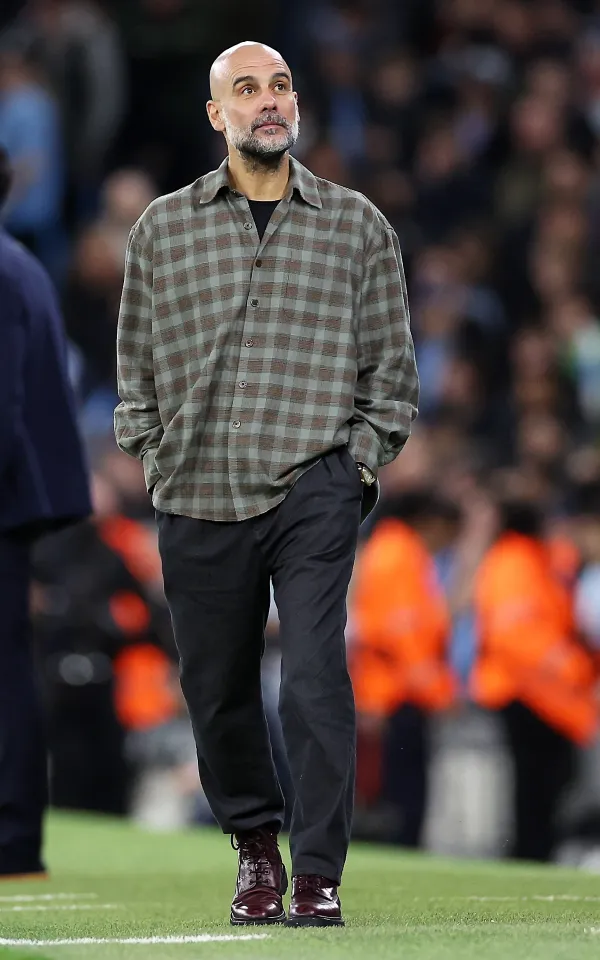 CĐV yêu cầu 'gắn thêm tội' cho Pep Guardiola vì trang phục thảm họa - Ảnh 2.