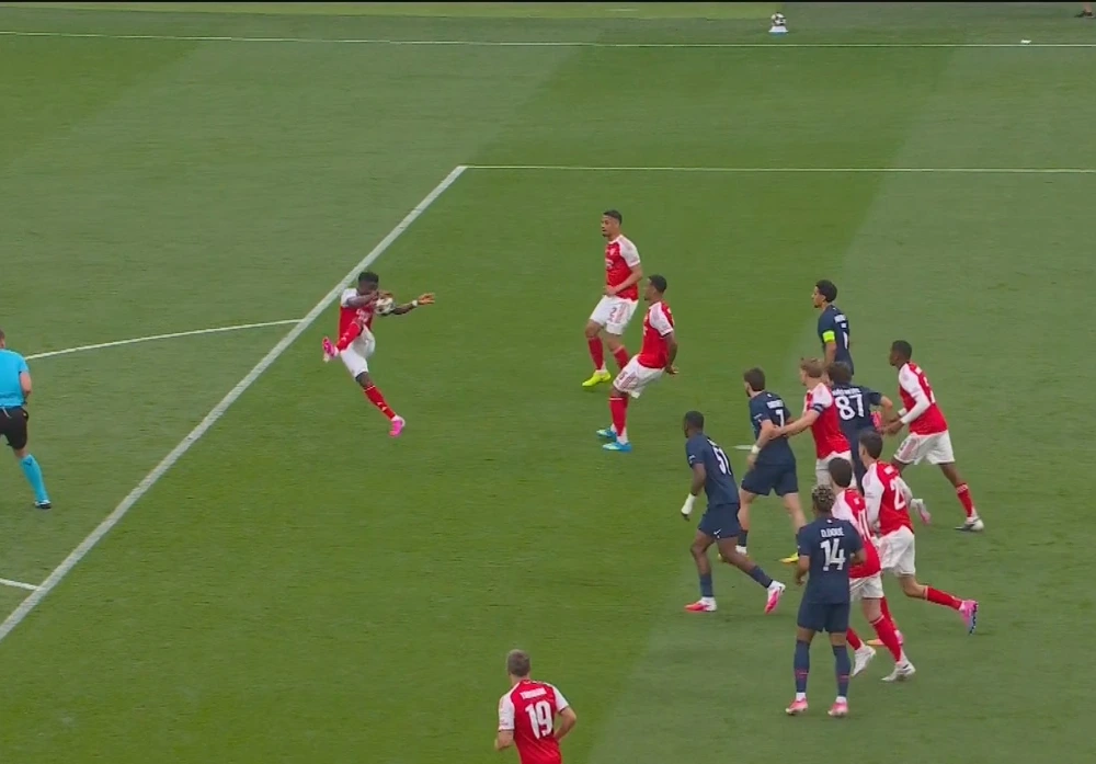 Vì sao Arsenal không bị thổi phạt đền dù Saka chạm tay rõ ràng? - Ảnh 1. Vì sao Arsenal không bị thổi phạt đền dù Saka chạm tay rõ ràng? - Ảnh 1.