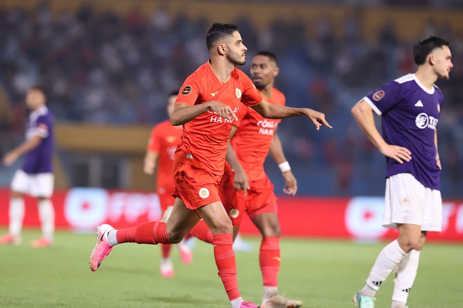 Leo Artur ghi bàn san bằng tỷ số 1-1 cho CAHN. Ảnh: Hoàng Linh Hà Nội FC đánh bại CAHN (áo đỏ) với tỷ số 2-1 trong trận derby thủ đô ở vòng 4 V-League. Ảnh: Hoàng Linh
