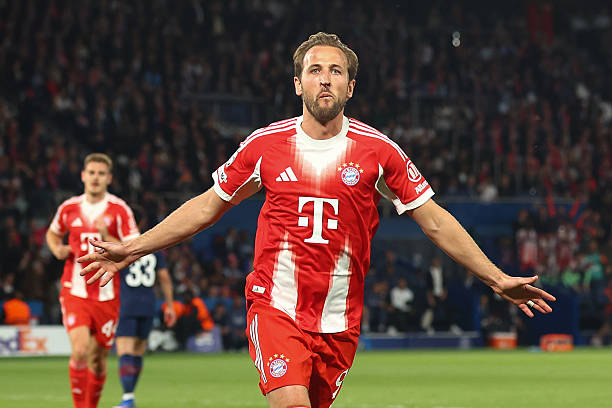 Harry Kane trở thành cầu thủ thứ hai của Bayern ghi bàn trong năm trận knock-out liên tiếp, sau Robert Lewandowski giai đoạn 2016–2018