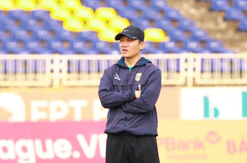 The first V-League coach to resign this season