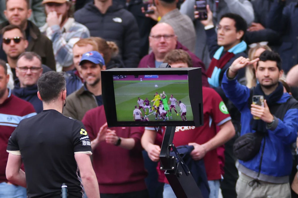 Công bố toàn bộ đoạn băng gây tranh cãi: Tại sao West Ham bị tước "bàn thắng vàng" trước Arsenal? - Ảnh 2. Công bố toàn bộ đoạn băng gây tranh cãi: Tại sao West Ham bị tước "bàn thắng vàng" trước Arsenal? - Ảnh 2.