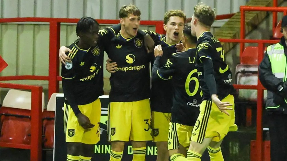 Con trai huyền thoại MU bị cấm thi đấu vì xúc phạm đối thủ - Ảnh 2.