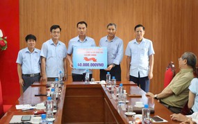 Coach Mai Đức Chung uses prize money for charity