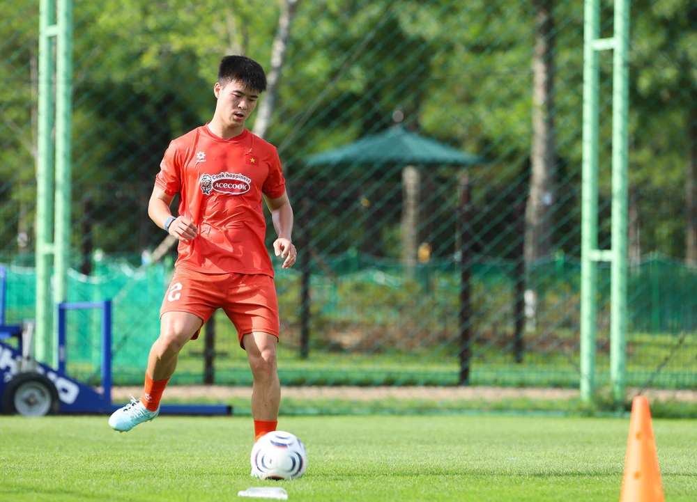 Duy Mạnh không kịp bình phục chấn thương đầu gối.Ảnh: VFF