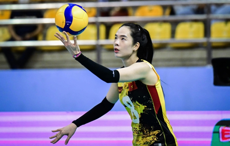 &#39;Super Blocker&#39; Lê Thanh Thúy confidently keeps the trophy in Ninh Bình