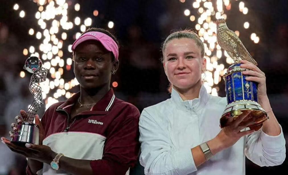 The Doha championship final is hailed as a historic night for women's tennis, with Zheng Qinwen facing the tough opponent Stearns today.