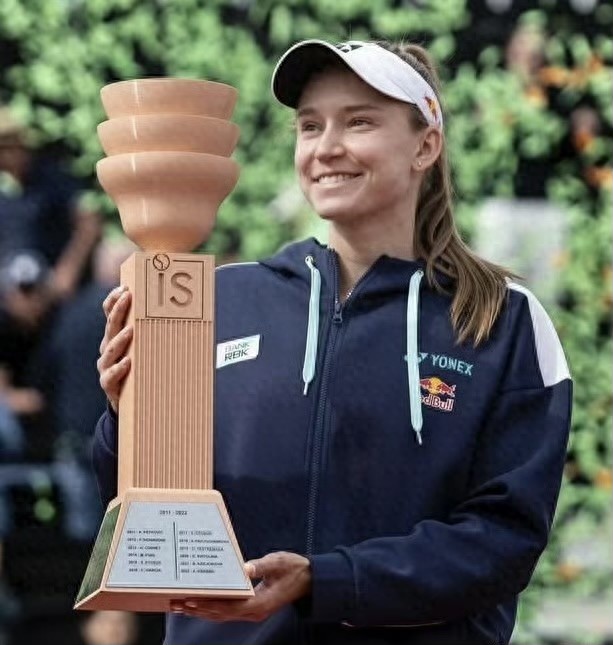 Rybakina defeated Samsonova in three sets, while Strasbourg won their first title of the season
