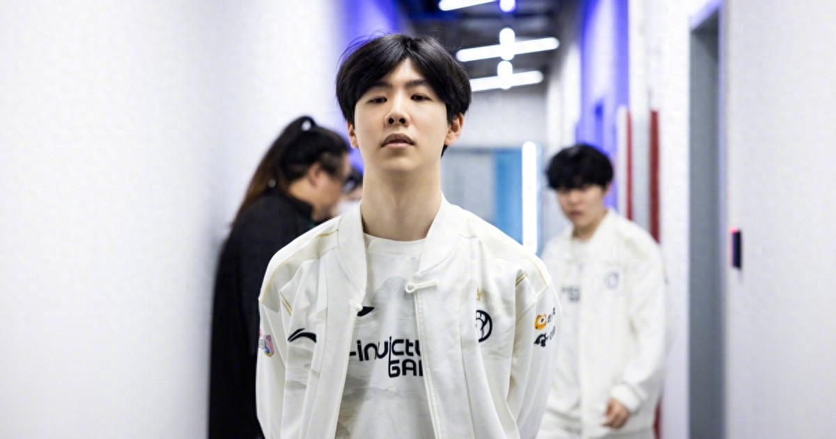 The IG team's voice was made public, and TheShy became the savior, regardless of the dissuasion of his teammates, and crossed the tower desperately to keep people