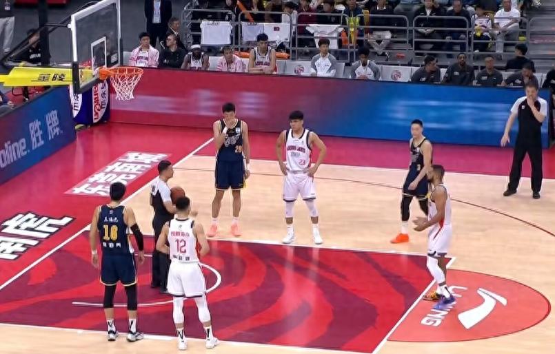 Xu Jie scored 17 points and 9 assists, while Guo Ailun struggled with only 9 points and 4 rebounds; Guangdong narrowly defeated Guangzhou to claim their third consecutive win to start the season.