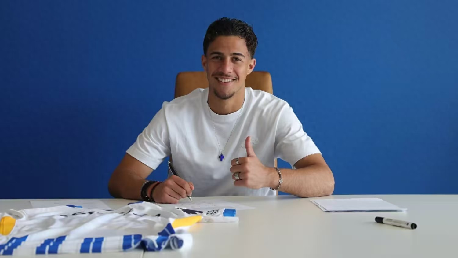 Premier League purchasing power Brighton signed 37 million euros for the 18-year-old striker in the five major leagues with 7 goals and 1 assist