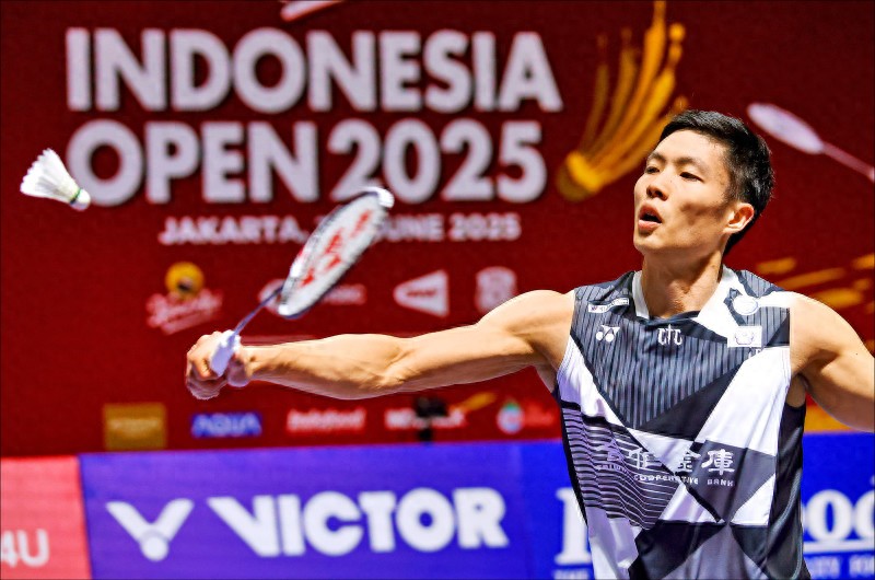 Zhou Tiancheng reversed Li Shifeng and made an appointment with Kunlavut in the men's singles semifinals of the 2025 Indonesia Open Badminton Championships