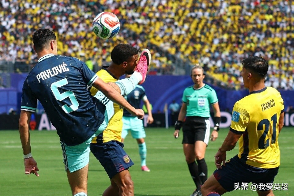 A flying kick to the head still let Germany's goal stand! The female referee sparks controversy for consecutive World Cup matches, having previously cost the Czech Republic.