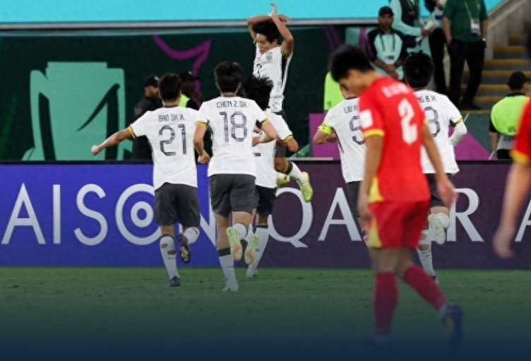 3-0! From scoring 1 goal in 4 matches to 3 goals in 1 match, the U23 Chinese national team reaches the final to face Japan, while Vietnam’s top star kneels to apologize.