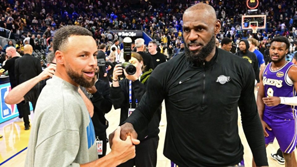 Curry recruits James once again! The Warriors see themselves as dark horses, believing LeBron is likely to head to the East.