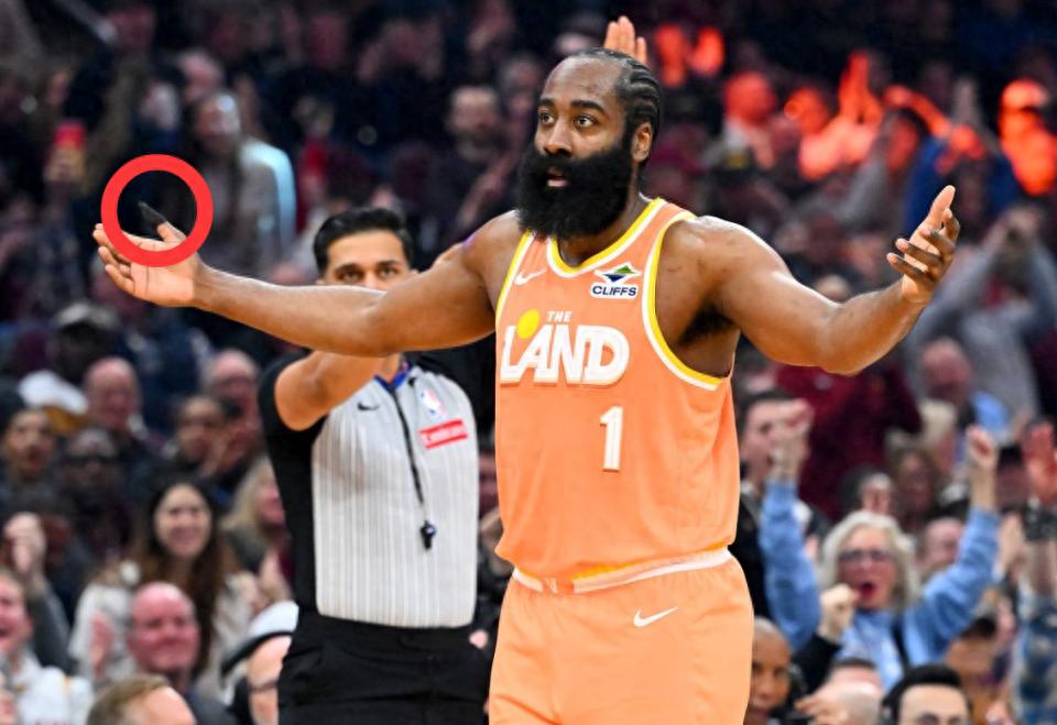 The Cavaliers officially announced that Harden has a fractured right thumb! He plans to play through the injury, with two medical experts providing a detailed analysis of his condition.