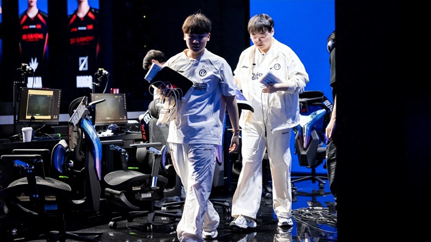 Rookie's current girlfriend confronts Xiao Yu: Demanding a house purchase with threats of suicide, and even after breaking up, threatening for money.