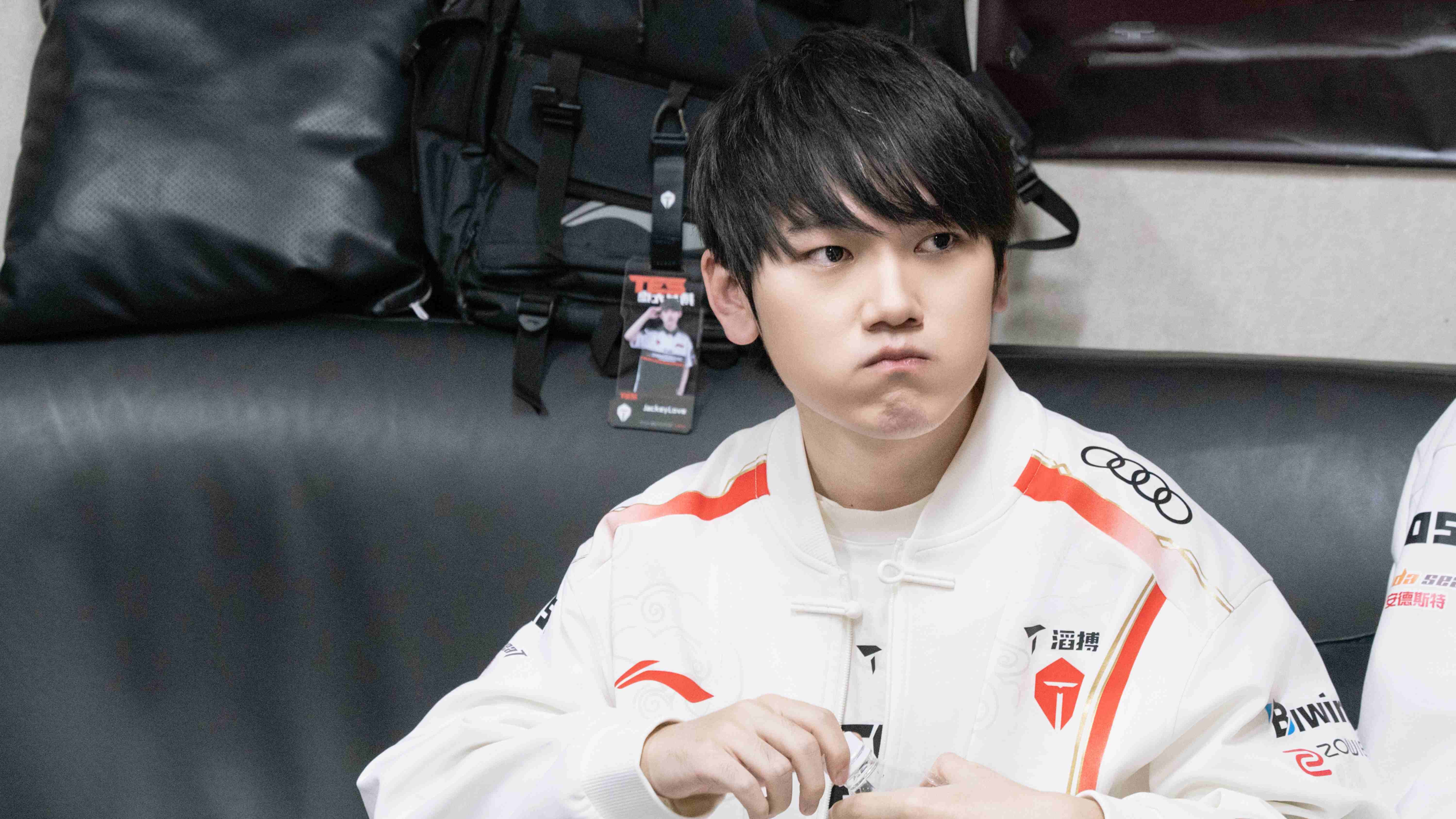 LPL dark horse team disbands and reorganizes! Champion mid laner retires, AD becomes a hot commodity in the transfer window