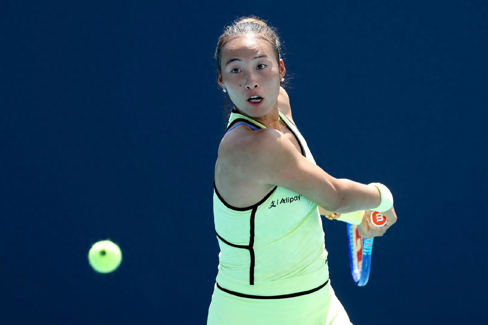 Latest update from the WTA1000 Miami tennis tournament: Zheng Qinwen defeats Keys 2-1 to advance to the round of 16.