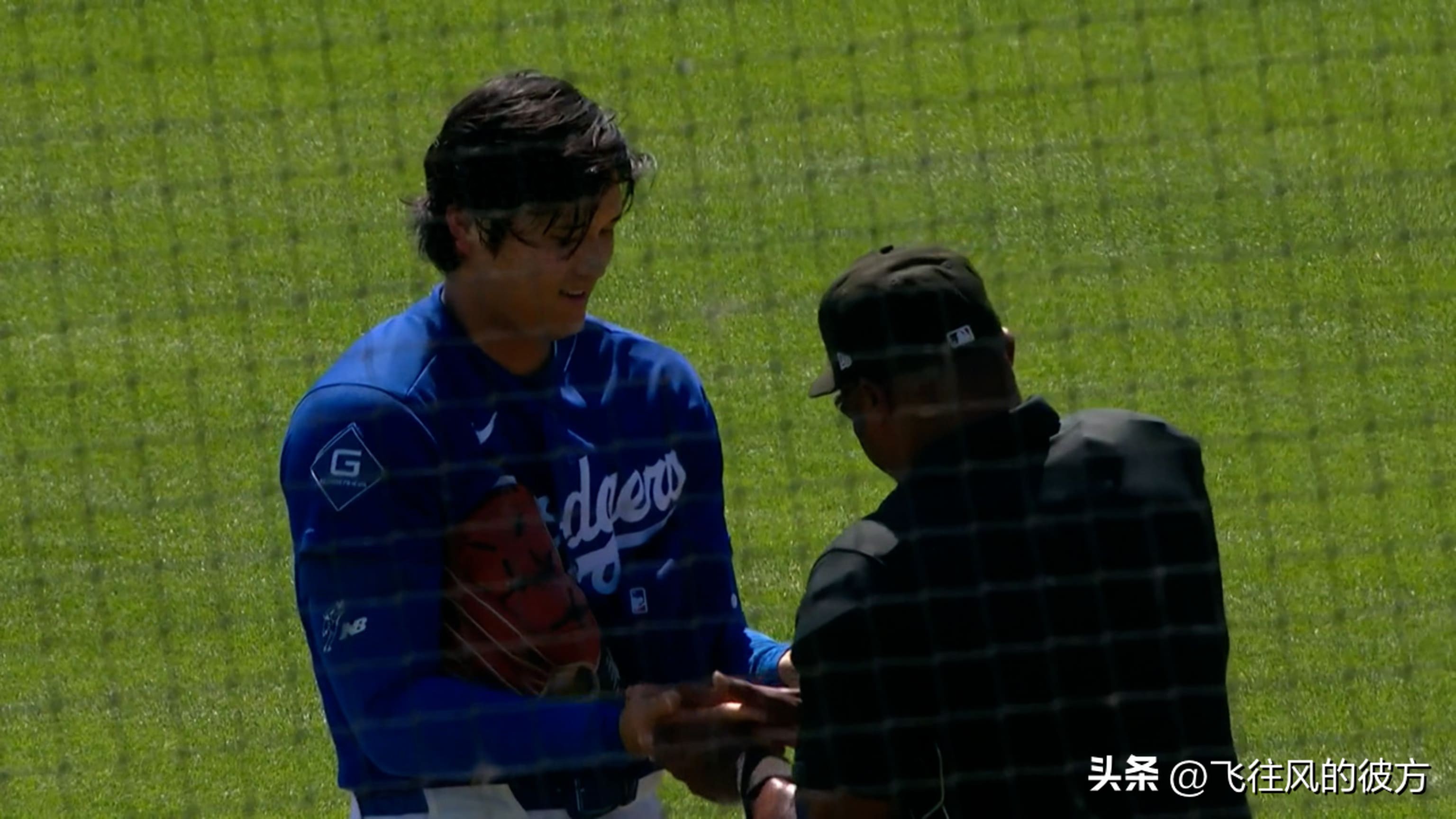 Shohei Ohtani's spring training pitching debut strikes out 4 batters, his hot performance matches Arizona's scorching heat.