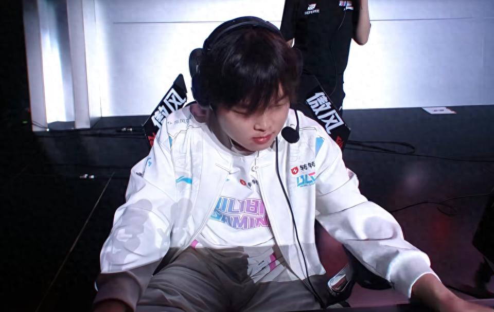 He was once the epitome of the LPL style as the world&#39;s top solo laner! Now, he is overlooked and has become a solo laner without a team!