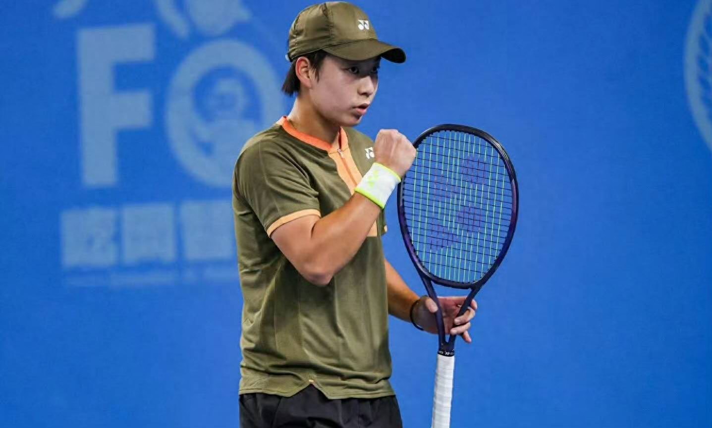 China’s rising star causes upset at Guangzhou Open, sparking cheers as Zhang Shuai easily defeats Sinner’s ex-girlfriend