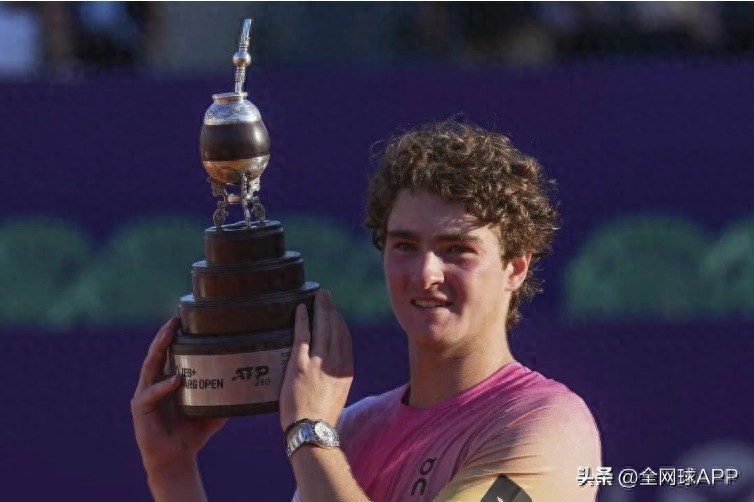 The title of "genius" is too heavy! Fonseca, the defending champion, is eliminated in his first match and says he has no intention to compare himself with Sinner.