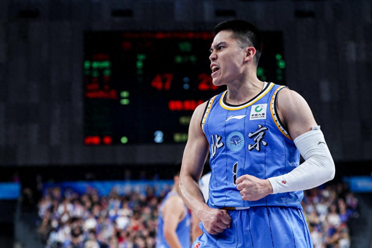 Yang Ming was ejected! Chen Yingjun scored 26 points, Zhou Qi posted 15+11 as Beijing surged in the final quarter to beat Liaoning and secure a three-game winning streak.