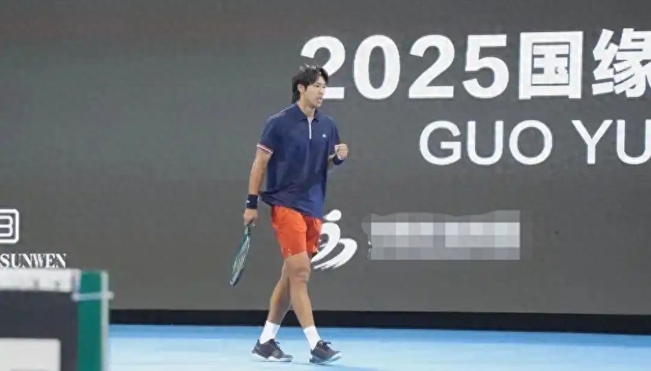 Zhou Yi lost to Huang Zelin in Seoul and missed the Australian Open qualifiers, shedding tears after the match, with fans urging him not to cry.