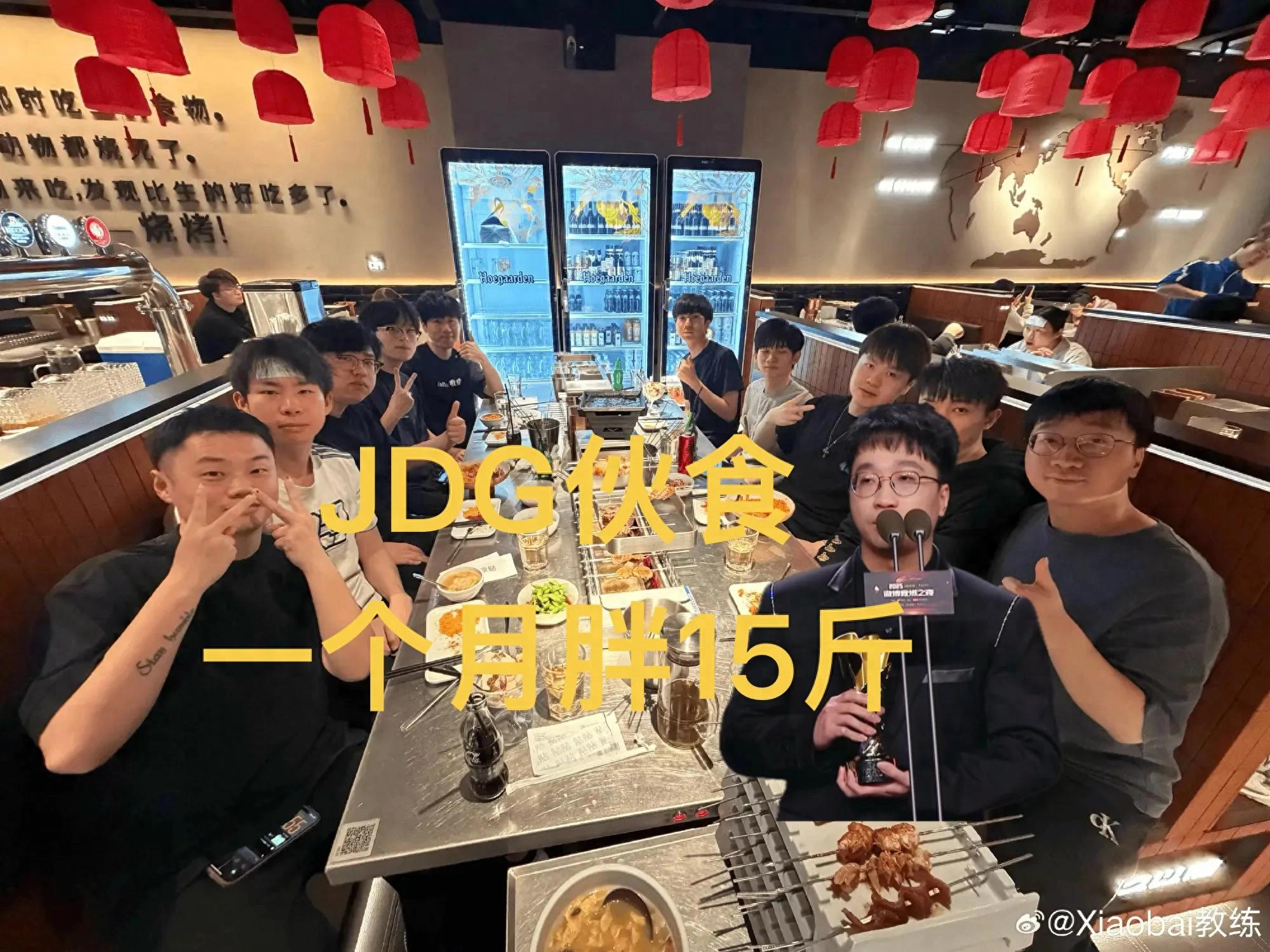 "JDG coach gained 15 pounds in a month" went viral; after the match, he shared the staff meal, and now his suit doesn't fit anymore.