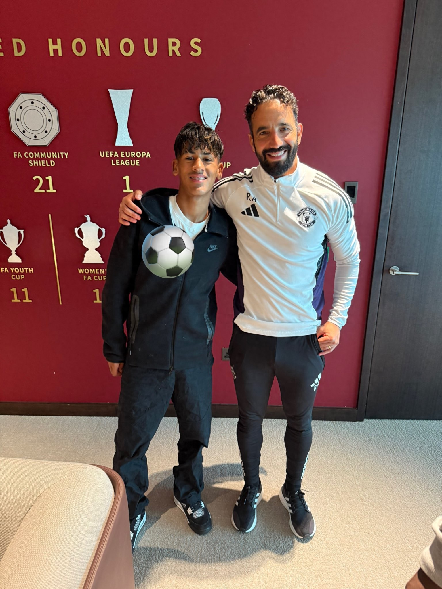 Manchester United’s 14-year-old prodigy, often called the young Messi, has been invited to train with the first team, with Amad Diallo taking a photo with him! He is currently not eligible to play in matches.