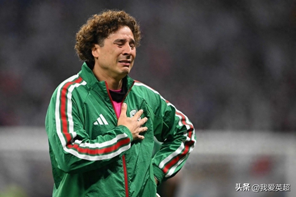 Shocking! The 40-year-old legendary goalkeeper bids a heartbreaking farewell to the World Cup, wiping away tears with a wave and sobbing behind his jersey.