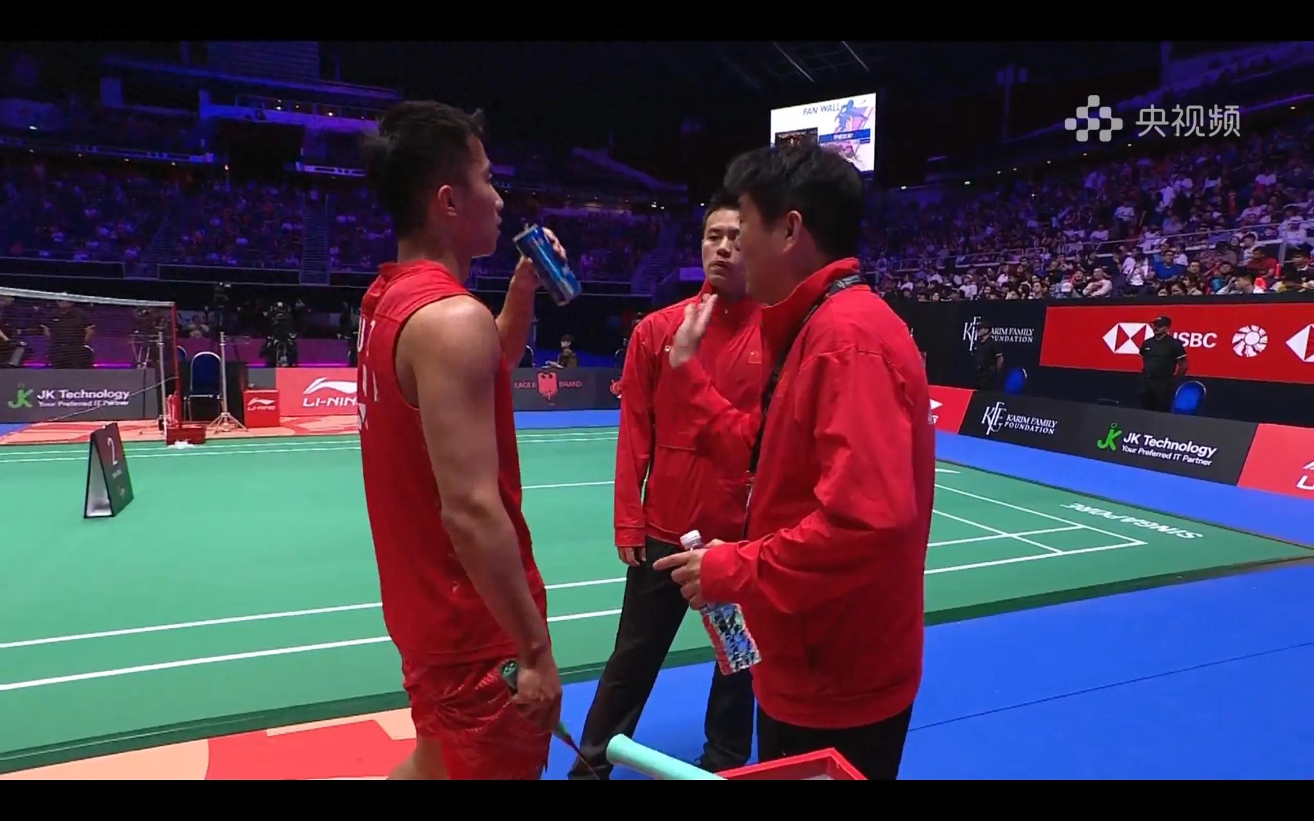 The badminton Singapore Open semifinals are being broadcast live Lu Guangzu VS Popov Jr