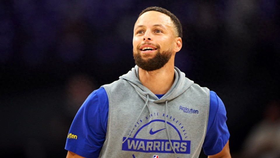 Report: 38-year-old Curry wants to stay with the Warriors! He will not actively request a trade and may take a pay cut to help the team.