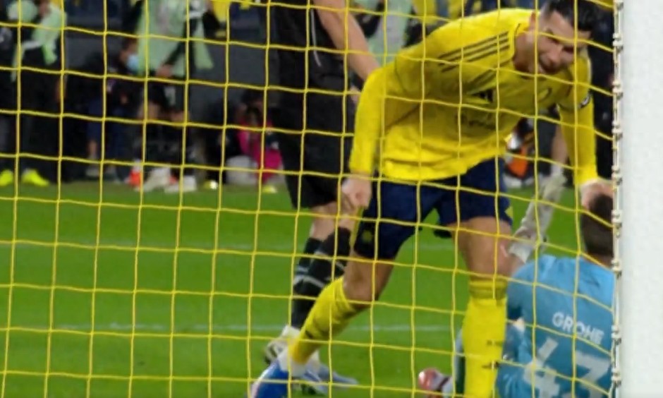 Cristiano Ronaldo was silent despite Al-Nassr's victory, missing all three shots on target and receiving a low rating; he also provoked the opposing goalkeeper by pushing his head but avoided a red card.