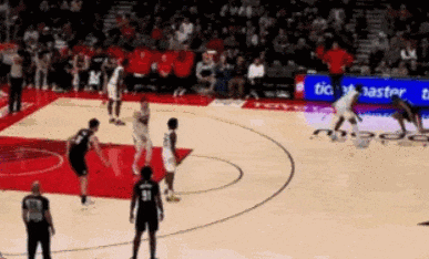 5+1! Yang Hansen slams with both hands! NBA's best brotherhood is born.