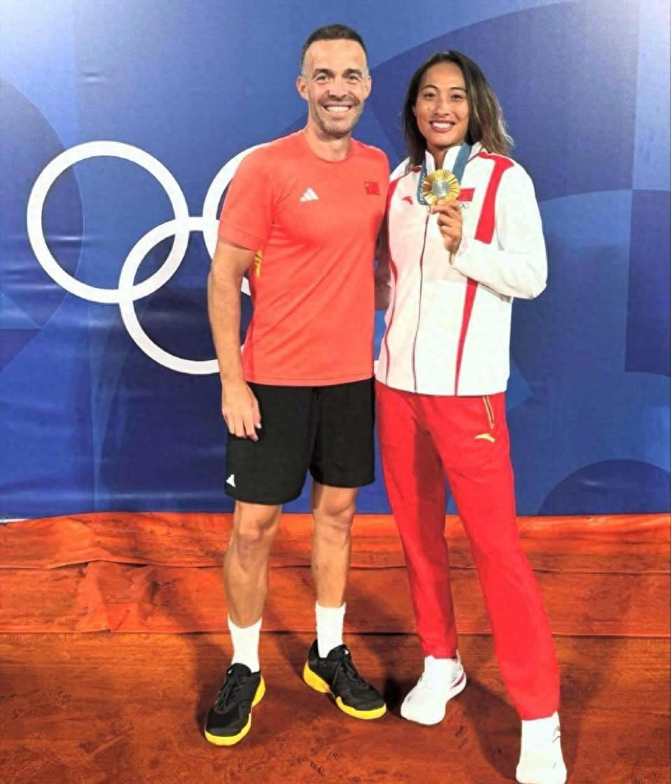 Zheng Qinwen's Dual-Coach Model: Foreign Media Says the Top Player is Paying for Her Own Mistake, While Team Report Points Out a Hidden Concern