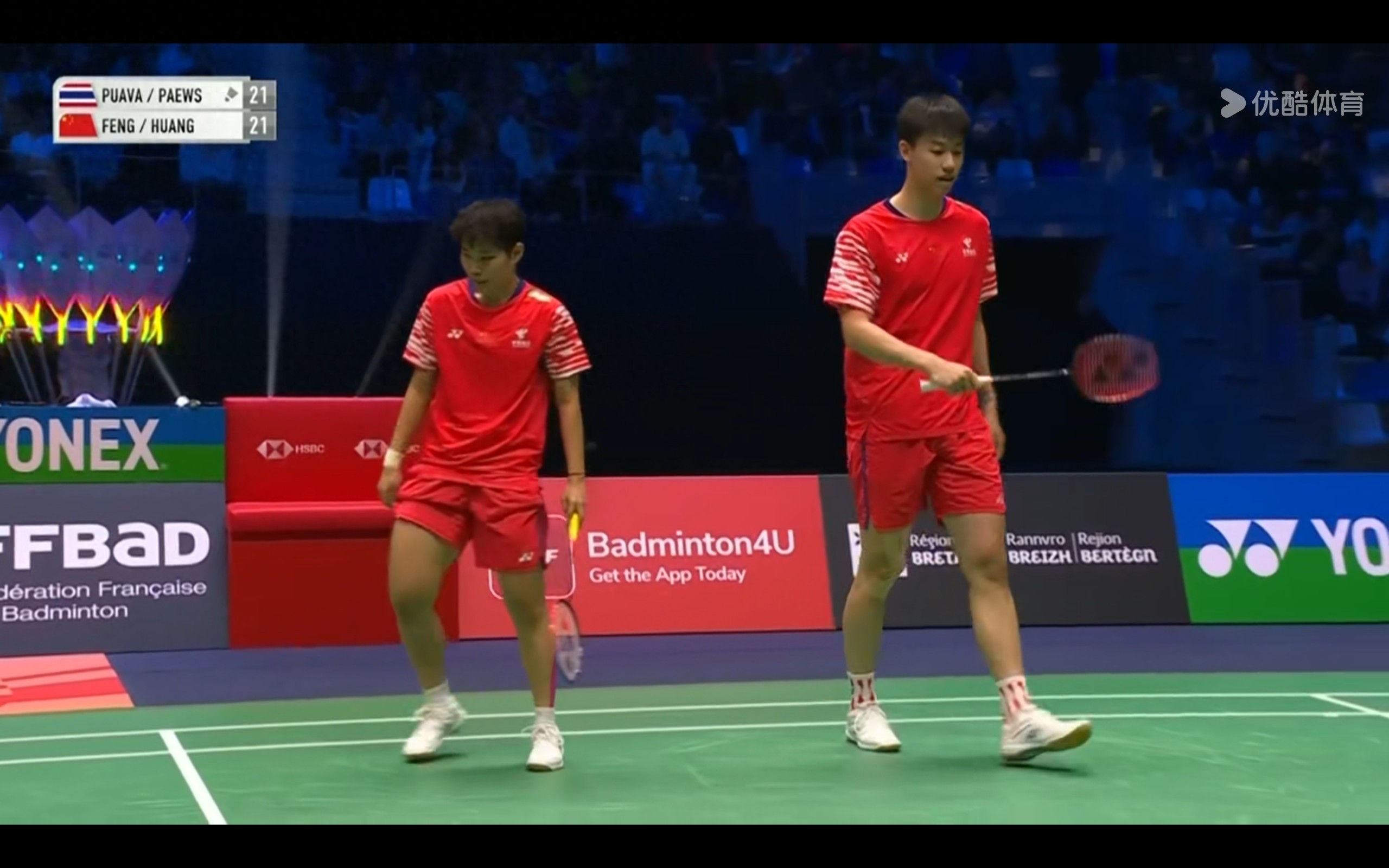 The live broadcast of the badminton French Open final is underway: Feng Yanzhe/Huang Dongping vs. Dechapol/Sapsiree.
