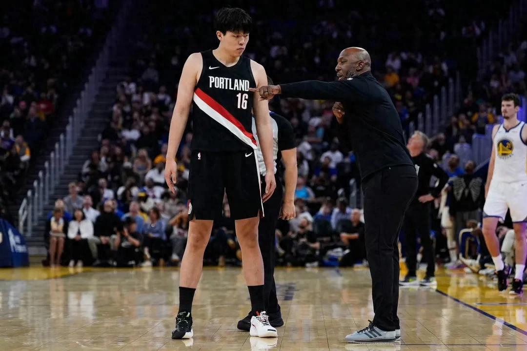 Back to face the Warriors, Yang Hansen has improved! But it’s still not enough! His strengths and weaknesses are both quite obvious!