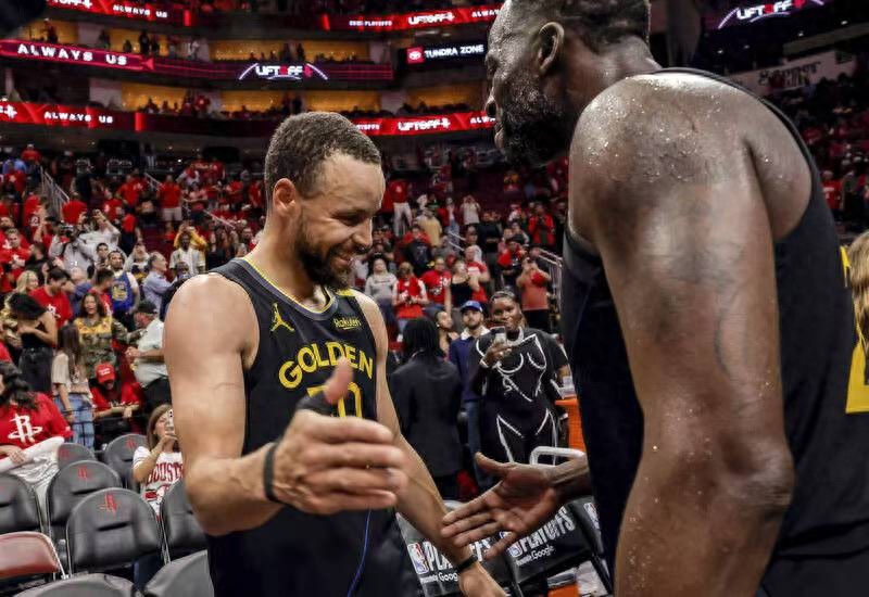 The Warriors won the first round of the NBA playoffs in G7, and Curry had a small meeting with Green after the game