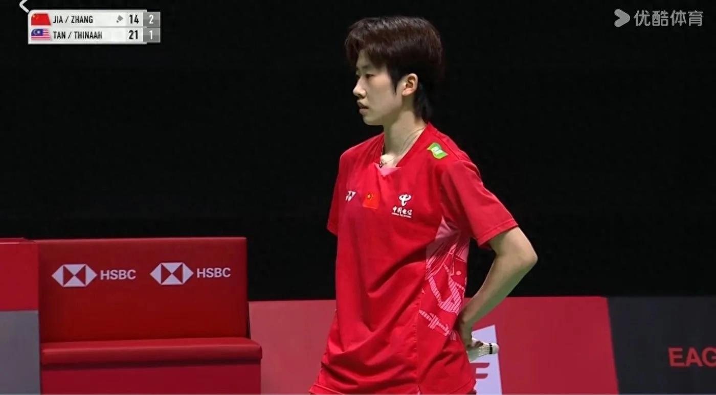 The badminton Singapore Open is being broadcast live, Jia Yifan/Zhang Shuxian, and Lu Guangzu are playing
