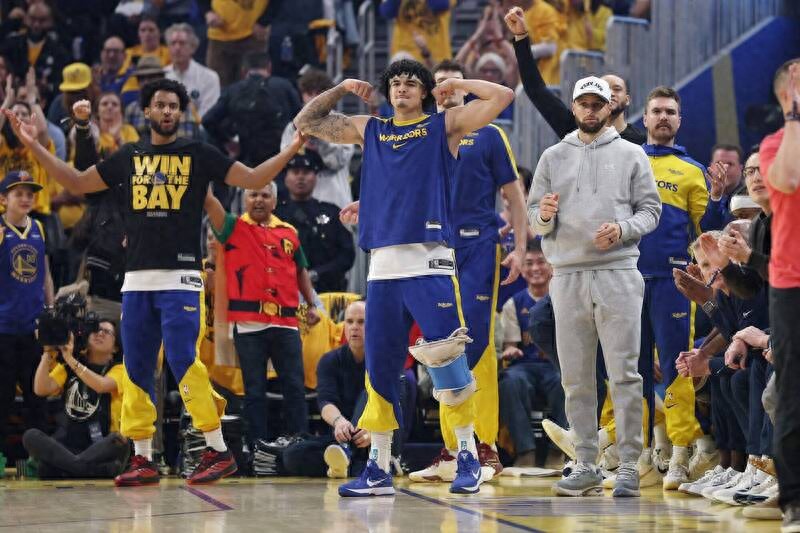 The Warriors need to stretch the front line to G6 or G7 as much as possible to give Curry more time to recover