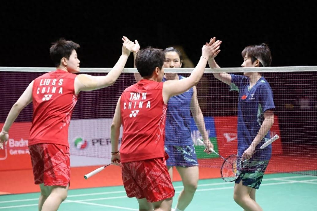 The two pairs of women's doubles of the national feather team stopped in the top 4 of the 2025 Singapore Super 750 Tournament, and the Japanese and Korean pairs competed for the championship in the final