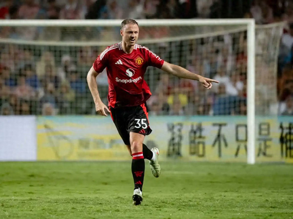 Manchester United's 37-year-old veteran officially retires, and the Premier League championship squad all say goodbye! The 52-year record of the Lord came to an end