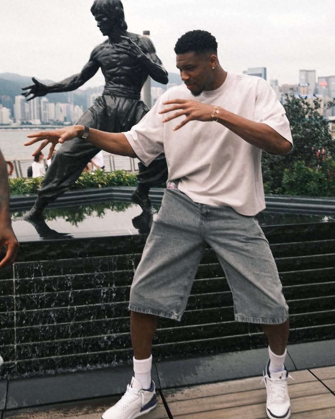 Giannis Antetokounmpo arrives in Hong Kong and imitates Bruce Lee! Kuzma reacts: Everyone wants to be Wembanyama now.