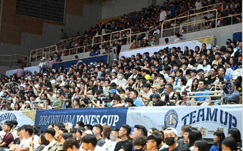 The official of the 2025 Jones Cup International Basketball Invitational Tournament is suspected of using emoticons to hint at the participating teams, causing dissatisfaction among fans