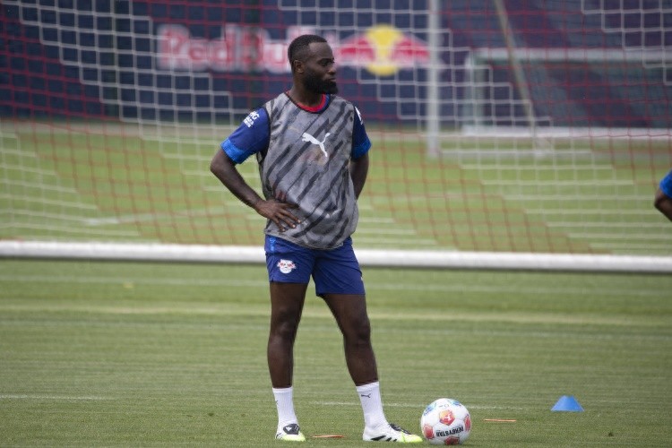 Slot aims to build a Dutch contingent as Liverpool plans to loan Dutch international Hateboer in the winter transfer window.