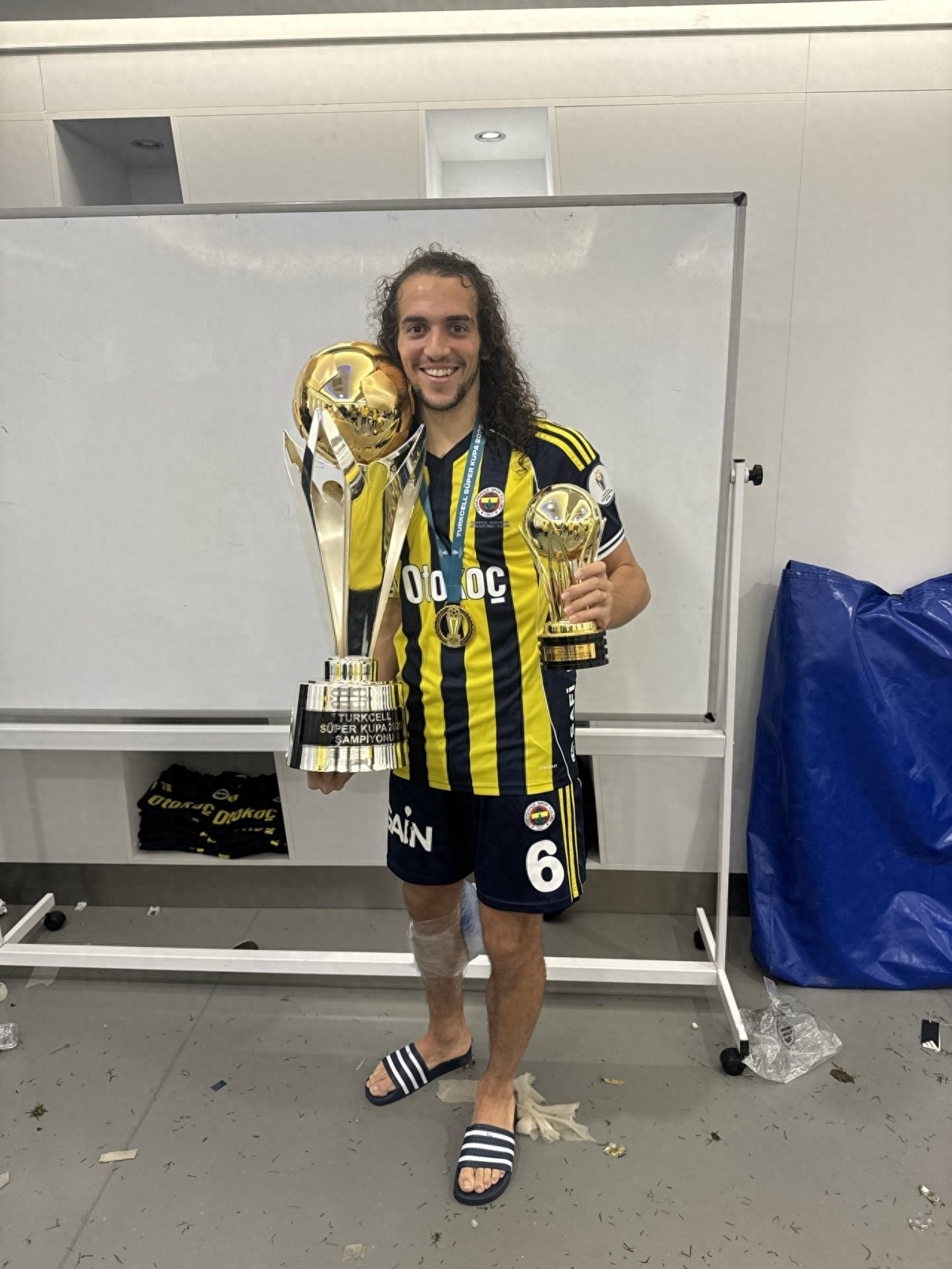After Mourinho was dismissed, Fenerbahçe clinched the title; Gondozi scored on his debut, winning the championship and MVP honors.