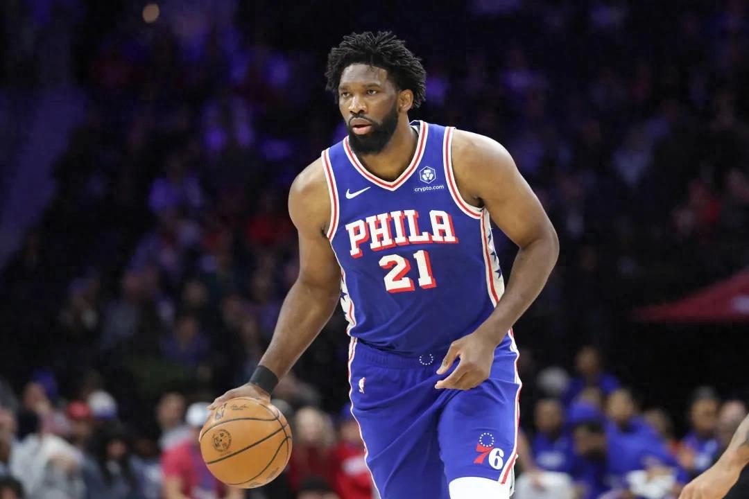 The cursed Embiid has fallen once again just before the playoffs begin.