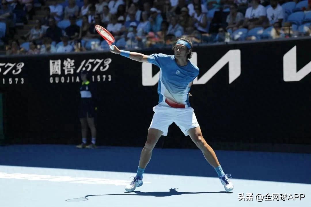 A strong start in the Year of the Horse! Zhang Zhizhen advances to the second round in Doha singles, set to face Monchik.